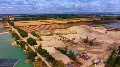 Sand extraction plant and floating solar array. Vídeo Stock 345831071