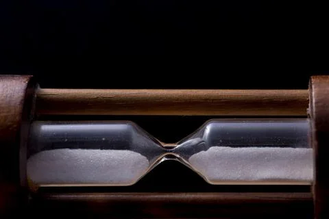 Sand falling in hour glass Foto stock