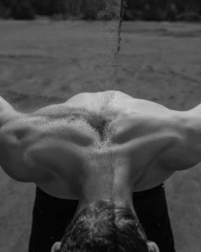 Sand falls on the man's back Foto stock