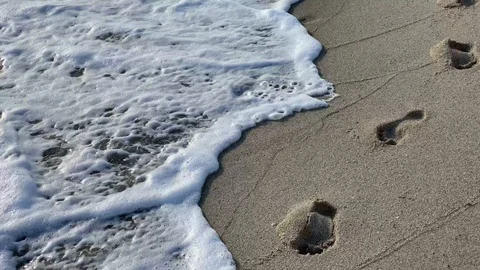 Sand Footprints Wash by Waves Vídeos de archivo 124770557