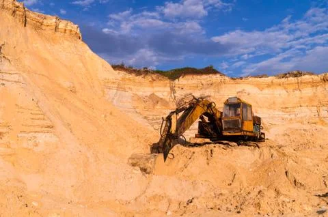 Sand mining concept. Old quarry sand excavator with heavy machinery. Construc Foto stock