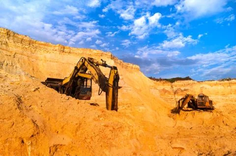 Sand mining concept. Old quarry sand excavator with heavy machinery. Construc Foto stock