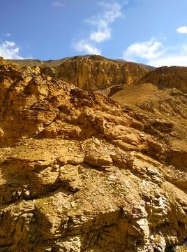Sand mountain on cloudy sky background 库存照片