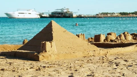 A sand pyramid built on a beach in Egypt by vacationing children. Vidéo 330062033