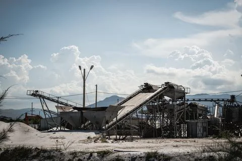 Sand stone crush process refinery operating conveyor belt mining terminal Stock Photos
