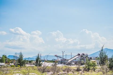 Sand stone crush process refinery operating conveyor belt mining terminal Foto stock