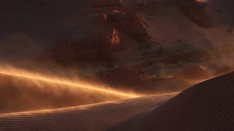 Sand storm blowing over dune in wind in red canyon, Gobi desert. Mongolia Vídeo Stock 232001552