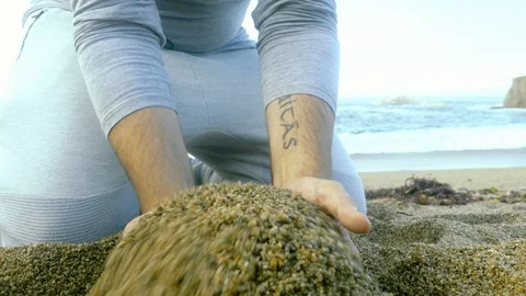 Sand through man´s fingers 動画素材 95559412