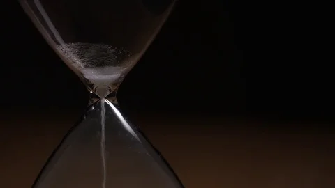 Sand timer finishes as sand falls through the funnel Vidéo 83515418