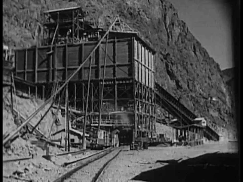Sand is transported by railroad car from a screening plant to a mixing plantƒ Vidéo 75273628