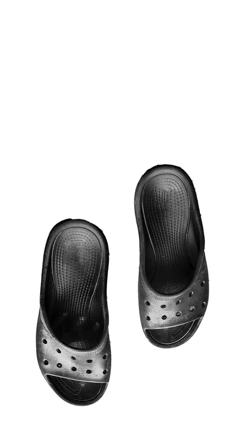Sandals taking short steps 2d animated video Stock Footage 305864118