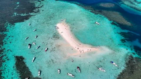 Sandbar paradise floating between turquoise shallows and deep blue sea in Komodo Stock-Fotos