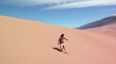 Sandboarding in sand dunes Vídeo Stock 37620386