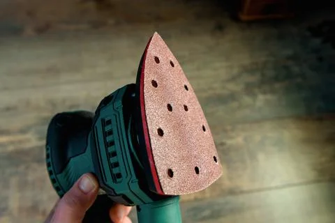 Sander machine in the hand and old texture wood Foto stock