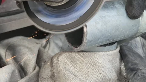 Sanding Metal Handrail Bracket with Handheld Angle Grinder 库存影片 332874571