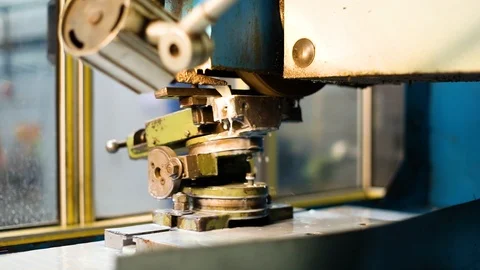 Sanding a metal piece with machine 库存影片 113279942