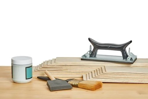 Sandpaper holder, stack of veneers and paint brushes Foto stock