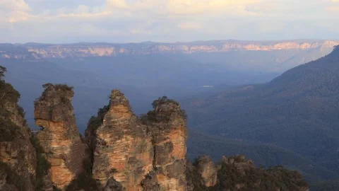 Sandstone cliffs of Three Sisters rock formation in Australian Blue Mountains. Stock Footage 135876121