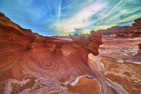 Sandstone Formations and Swirling Patterns under Vibrant Sky in Little Finl.. Foto stock