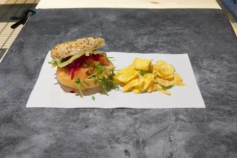 A sandwich with chips on a table Stock-Fotos