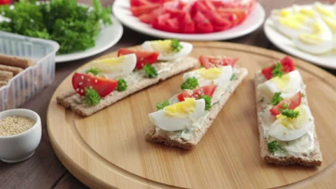 Sandwich with crispbread boiled egg tomato cream cheese  parsley Vidéo 122561003