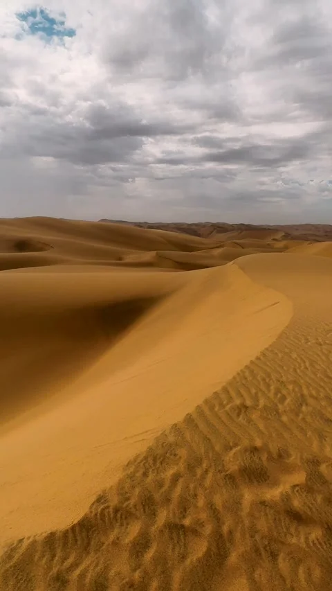 Sandwich Harbour in Namibia at the coast of the Atlantic Ocean. Sandy beach. San 库存影片 333570569