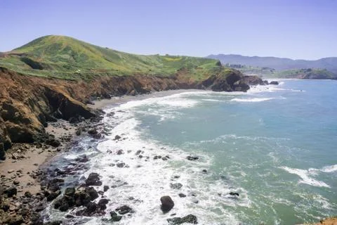 Sandy beach and eroded cliffs on the Pacific Ocean coastline, Mori Point, Pac 스톡 사진