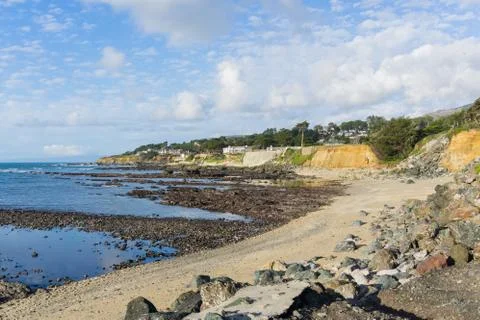 Sandy beach and eroded cliffs on the Pacific Ocean coastline, Moss Beach, Fit 스톡 사진