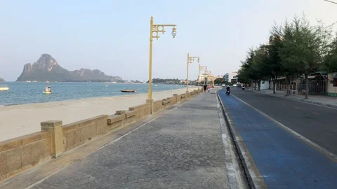 Sandy beach and promenade in Prachuap Khiri Khan Vídeos de archivo 107349748