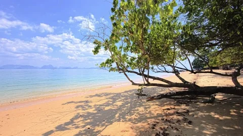 Sandy beach and turquoise water on the tropical island of Phang Nga in Thailand Vídeo Stock 331867728