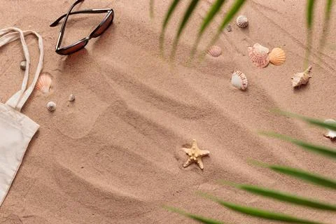Sandy beach background serves as the primary element, a vast expanse of fine, Foto stock
