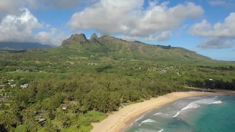 Sandy beach below a jagged mountain on the north shore Vídeo Stock 96046481
