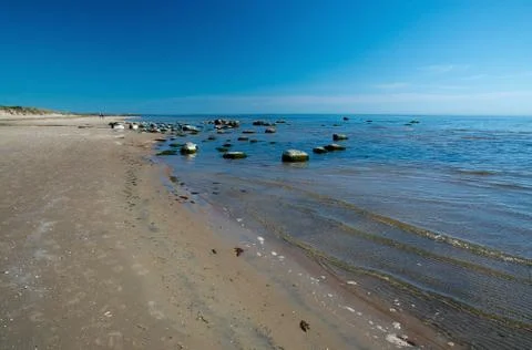 Sandy beach landscape with small rocks Foto stock