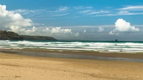 Sandy beach landscape view with people walking, sunny day, time lapse 스톡 동영상 77594536