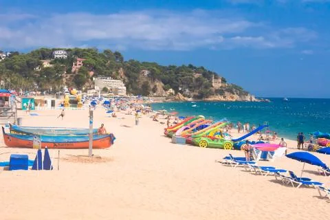 Sandy beach in Lloret de Mar on sunny summer day, Costa Brava, Spain Foto stock