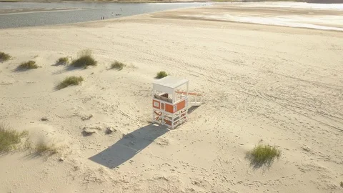 Sandy beach low flying early morning - lifeguard stand - Drone 4K Stockbeeldmateriaal 111675231