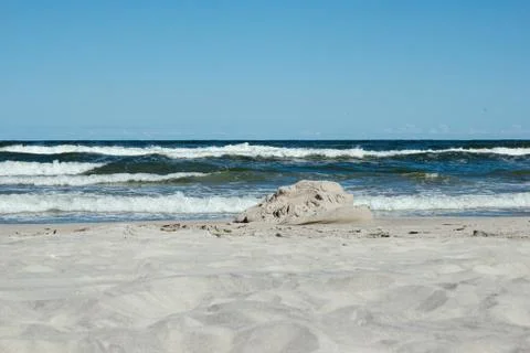 A sandy beach next to the ocean Foto stock