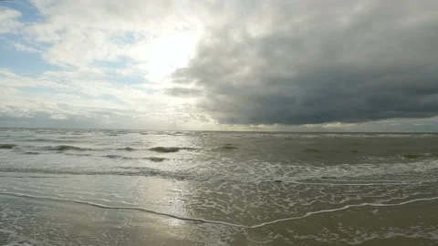 Sandy beach on the North Sea with clouds Vidéo 159759228