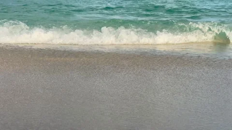 Sandy Beach Ocean Waves With Underwater Transition Video stock 289642149