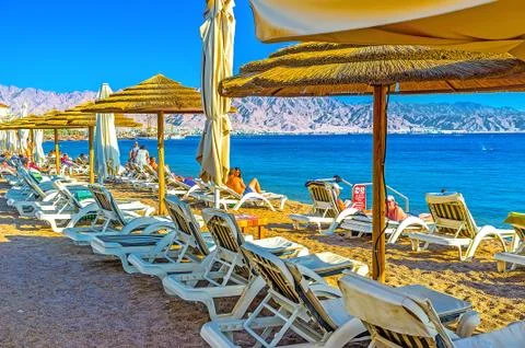 The sandy beach with sun beds, Eilat, Israel Stockfoto's