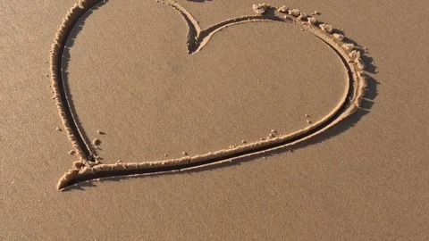 Sandy beach in a sunset with sea waves. Love summer concept. Stock-Footage 249143127