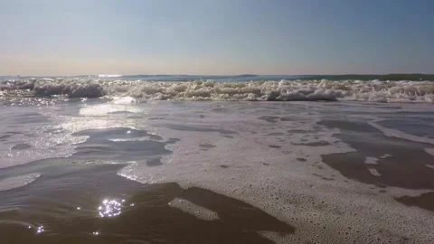 The on a sandy beach, waves roll in from above Vídeo Stock 146442289