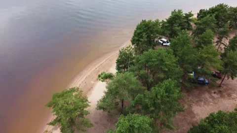 Sandy coast, lakes, seas, rivers, green lush trees on the sandy shore Vidéo 163679080