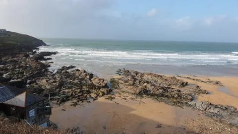 Sandy Cornish beach during a windy and wintery British season Foto stock