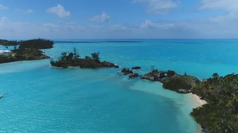 Sandy neck between two limestone islets in Bermuda 動画素材 91158267