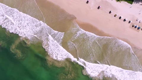 Sandy ocean beach. View from above Vídeos de archivo 160861540