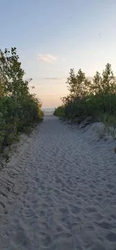 A Sandy Path Towards The Sunset On The Beach Stock-Fotos