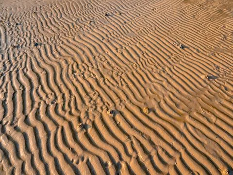 Sandy pattern and texture on the beach created by waves and sea breezes on .. Foto stock