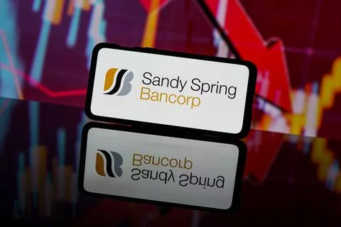 Sandy Spring Bancorp logo in red background. Bank collapse. Bank bankrupt Stock Photos