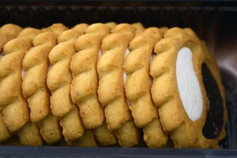 Sandy sweet cookies with sharp edges and chocolate and white filler. Foto stock